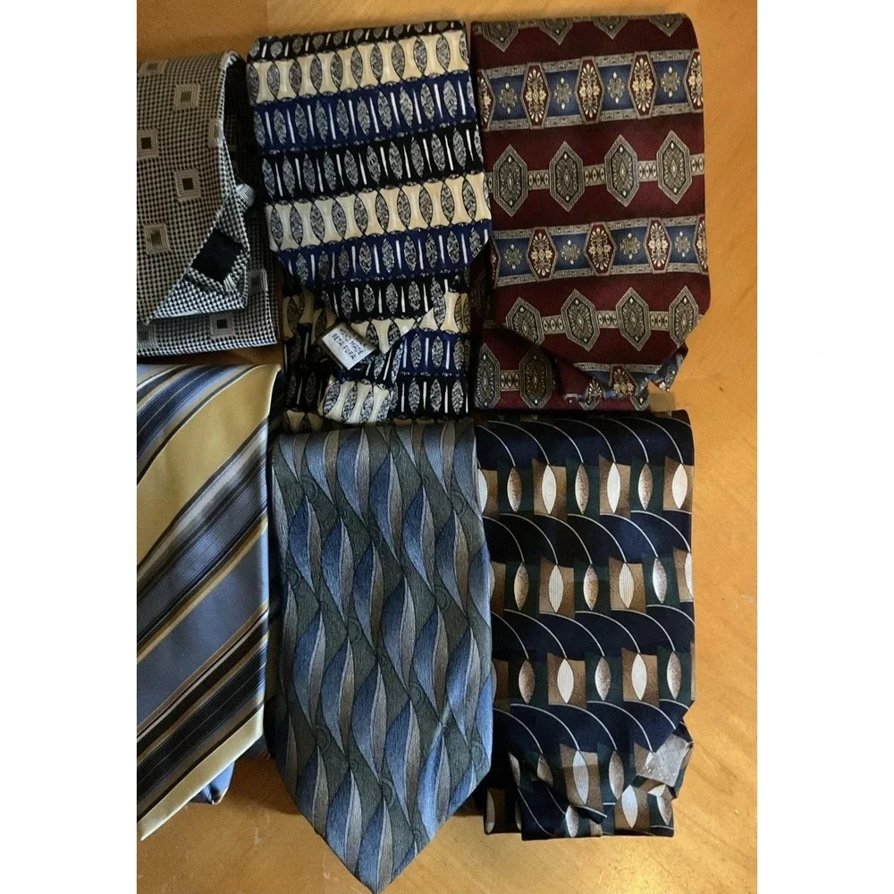 Lot Of 11 Men's Silk Neck Ties, Van Heusen,‎ IZod, Danel Craig, And More